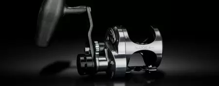 KOŁOWROTEK DŹWIGNIOWY ALIJOS Z 2 PRĘDKOŚCIAMI - Kołowrotek Okuma Alijos z 2-prędkościowym hamulcem dźwigniowym - Wykonany z aluminium 6061-T6 - Dłuższa rączka 90 mm i powiększony pokrętło T-bar - System hamulcowy Carbonite Dual Force z smarem hamulcowym Cal'a